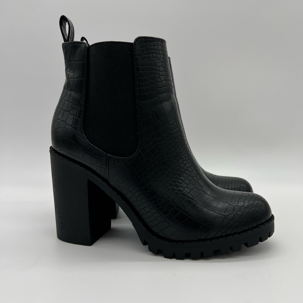 Soda Women's Chelsea Pull On Tab Lug Block Ankle Boot, Black Croc SZ 7 M US